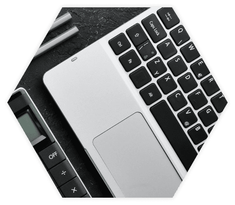 Nahaufnahme eines Rechners mit Laptop in Hexagon Form