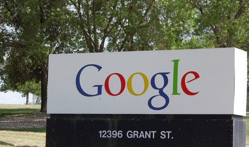 Google Logo auf einer Mauer