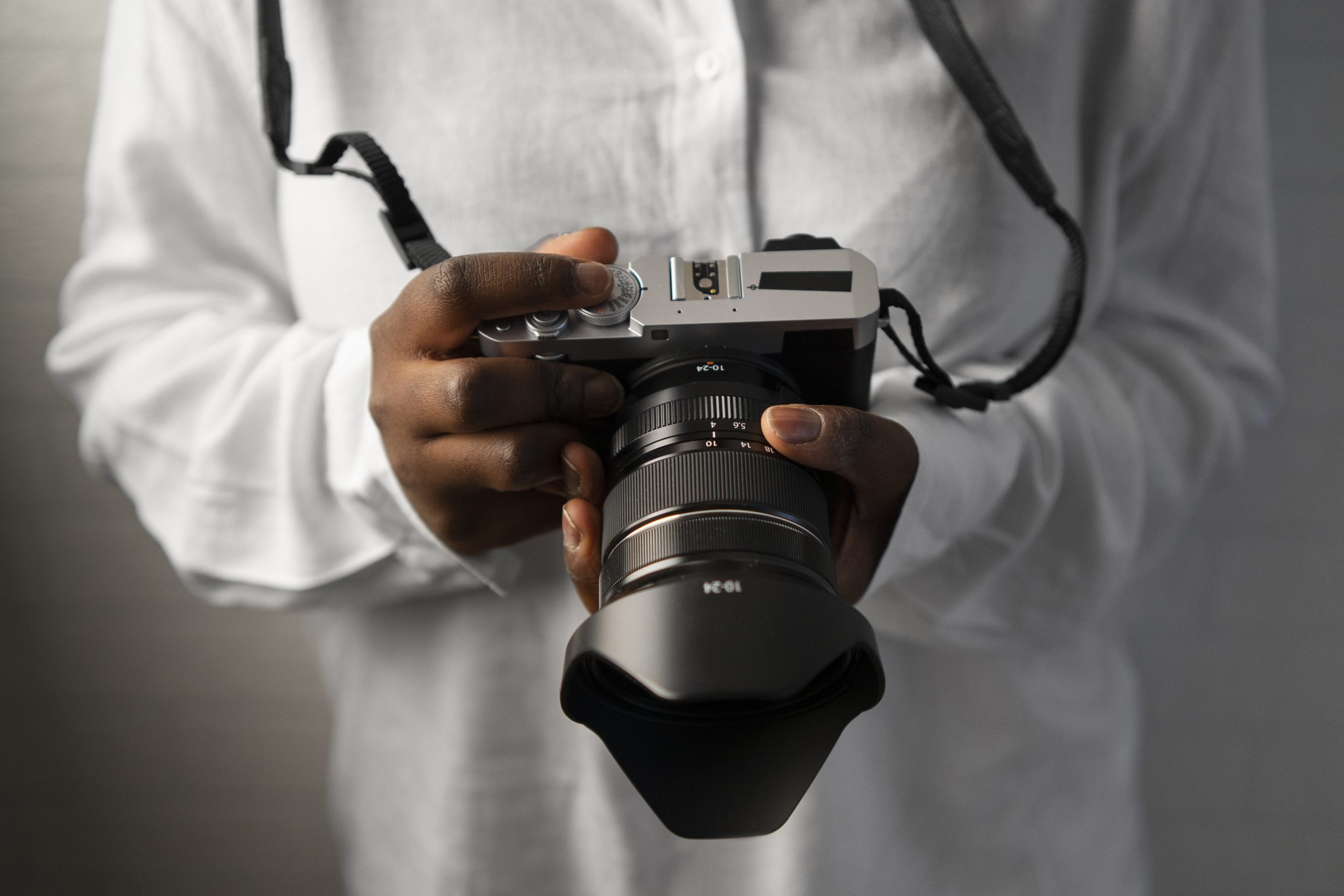 Obenansicht einer Person die eine Kamera Hält