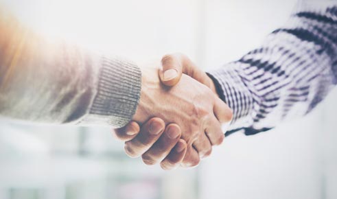 Zwei männer schütteln ihre Hände