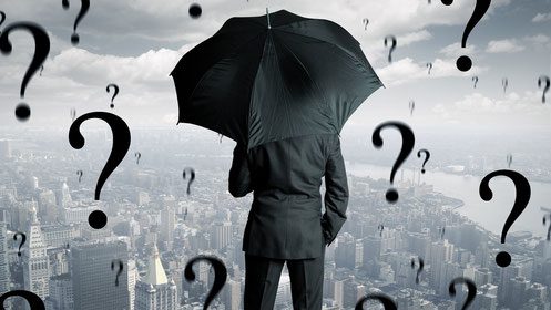 Erwachsener Businessman Steht über allen Gebäuden und weiß nicht was nun zu tun ist