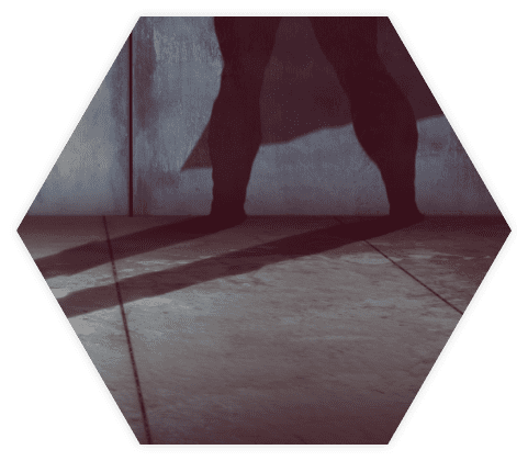 Schattenbildung des Jungen mit Brille zum Superhelden