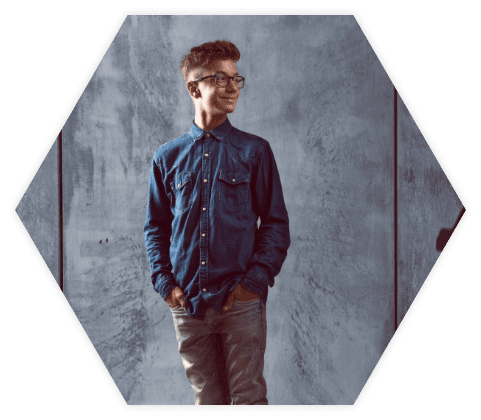 Ansicht eines Jungen mit Brille im Hexagon
