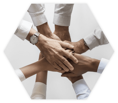 Junges Team streckt ihre Hände in die Mitte in Hexagon Form