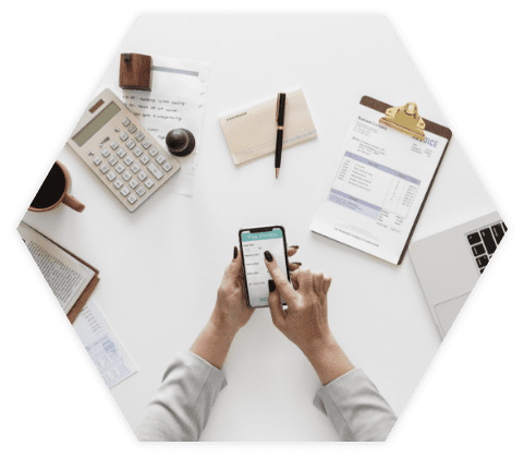 Junge Frau öffnet App auf Ihrem Handy in Hexagon Form