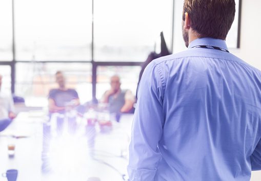 Businessman hält Vortrag im Meeting
