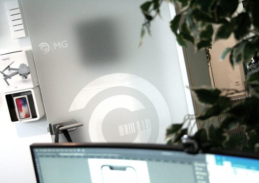 Milchglastür mit GATACA Logo Emblem