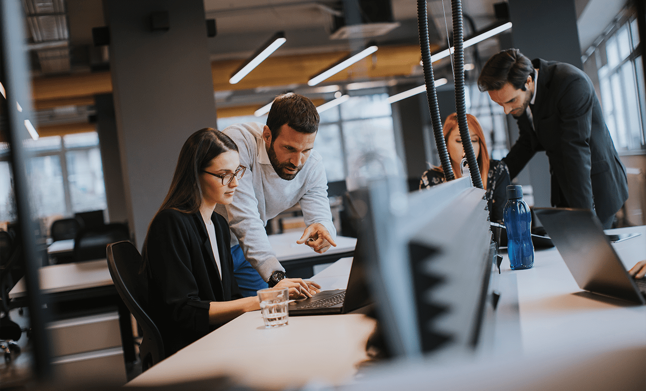 professionelles Team arbeitet an Lösungen vor dem Laptop