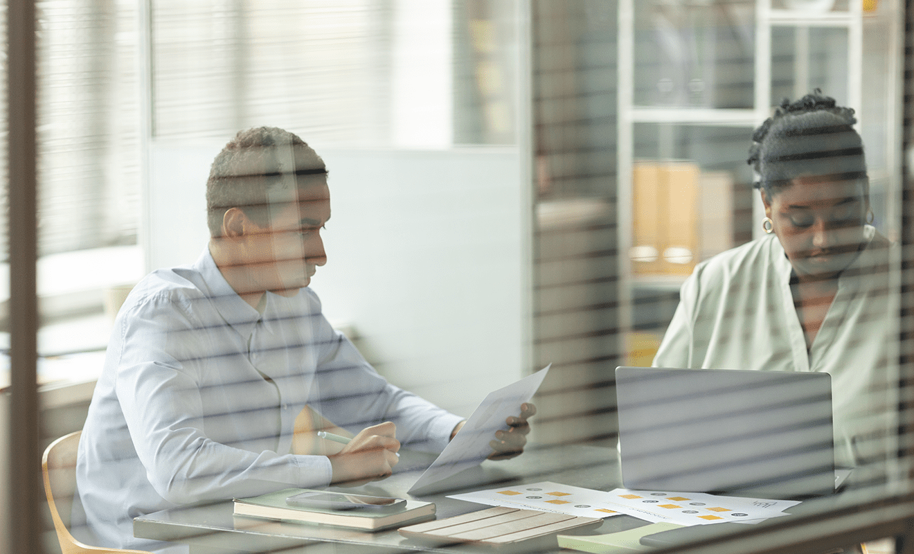 zwei kreative Köpfe arbeiten an einer Logo konzeption