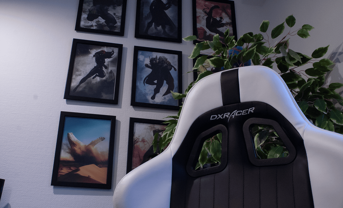 DXRacer Drehstuhl mit Marvek Bildern im Hintergrund