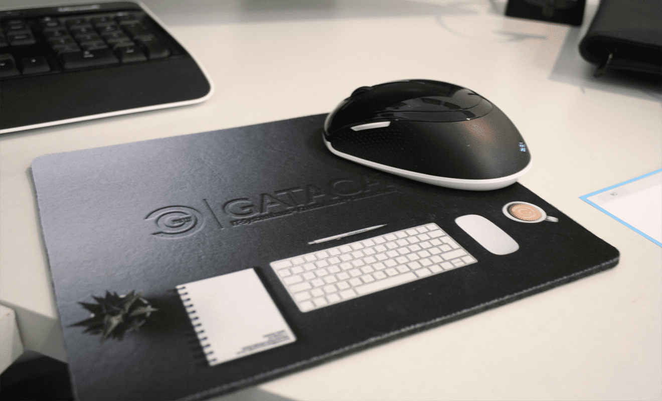Computermaus liegt auf einer GATACA personalisierten Unterlage