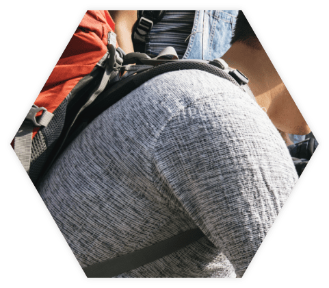 Hexagon ansicht junger Reisender mit Rucksäcken