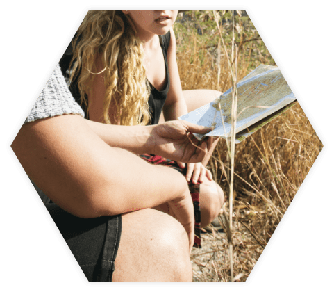 Hexagon ansicht junger Reisender mit Rucksäcken 2