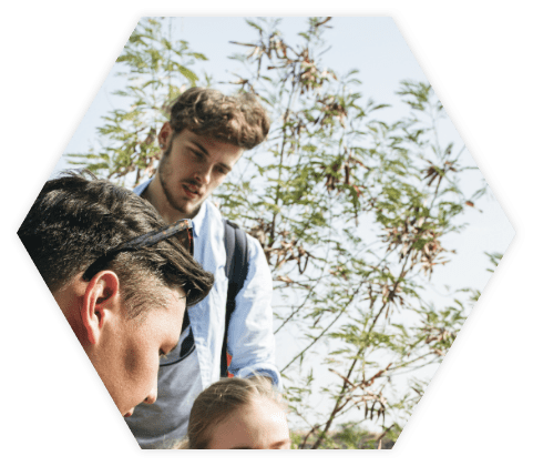 Hexagon ansicht junger Reisender mit Rucksäcken 3