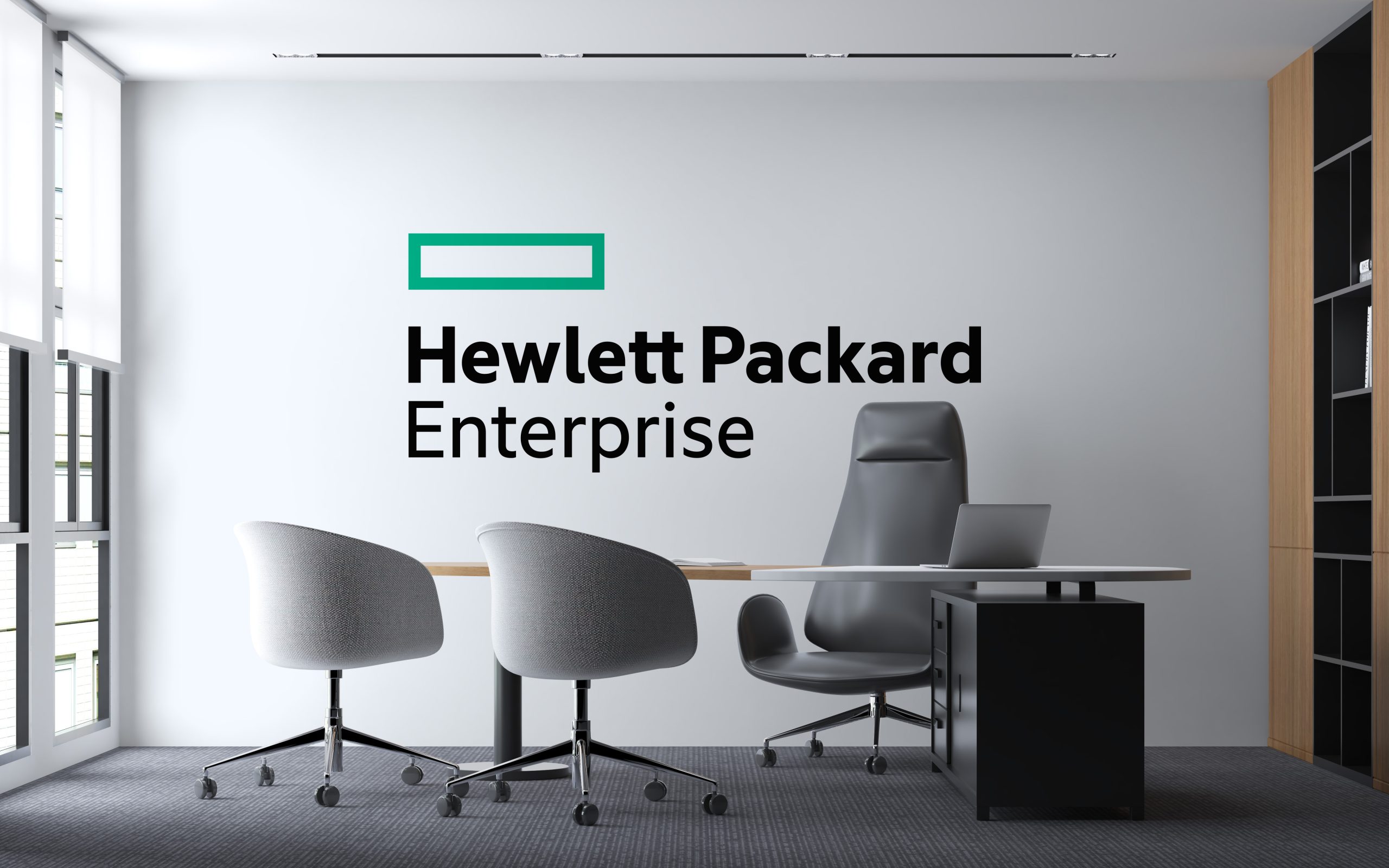 Modernes kleines Chefbüro mit Teppichboden. An der Wand hinter dem Tisch ist das Hewlett Packard Enterprise Logo. Auch bekannt unter: hp