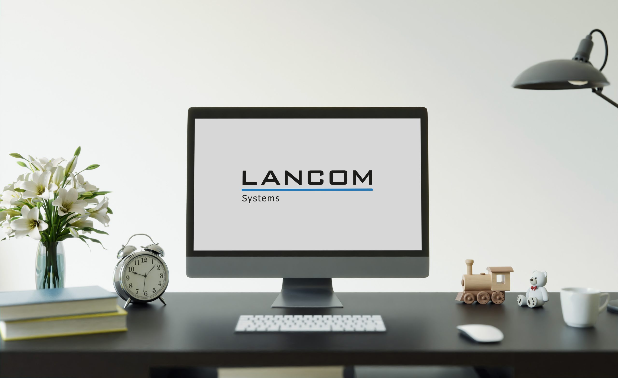 Bildschirm auf modernen Arbeitsplatz zeigt das Logo Von LANCOM