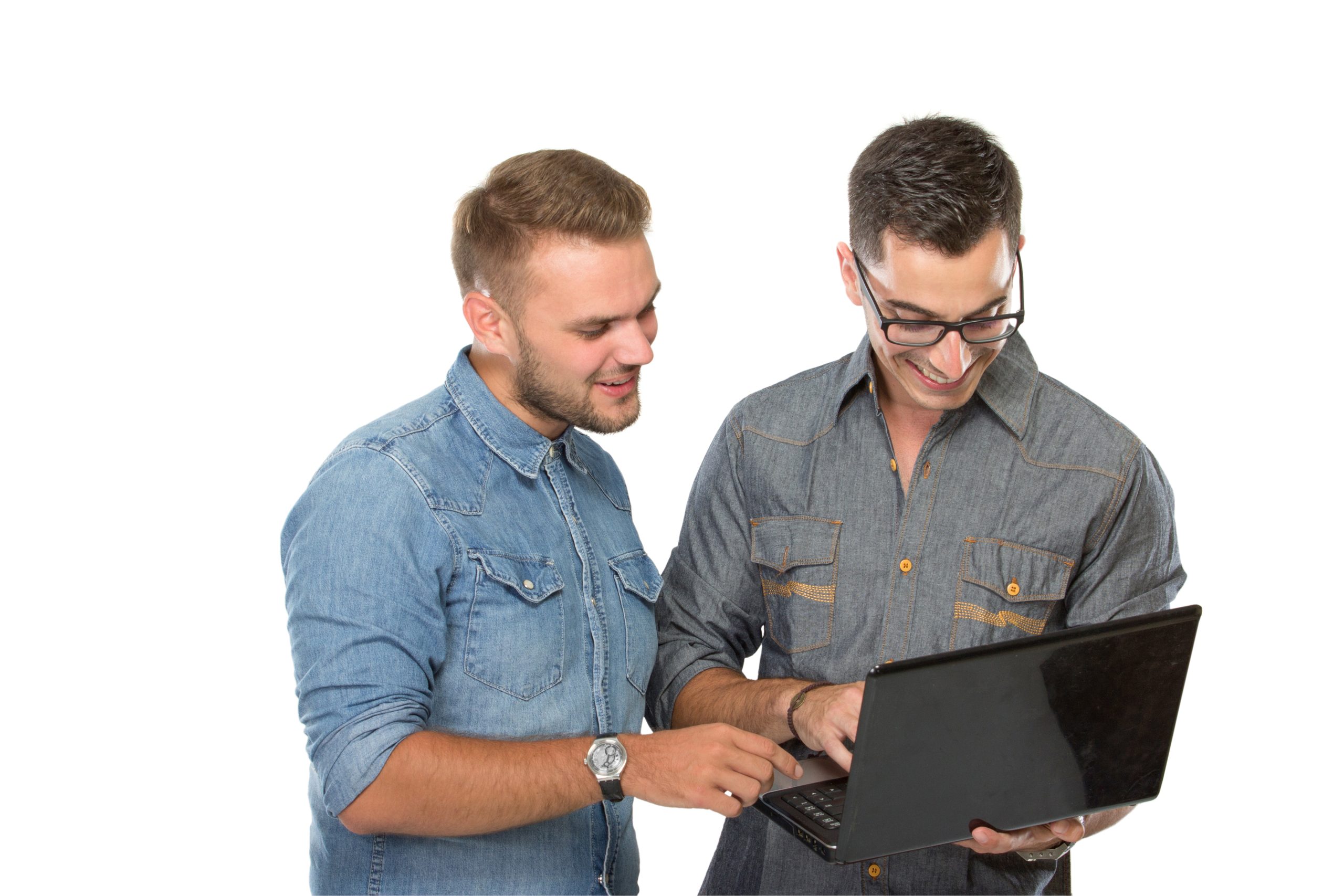 Porträt von zwei jungen Männern, die über einem Laptop diskutieren, isoliert auf weißem Hintergrund