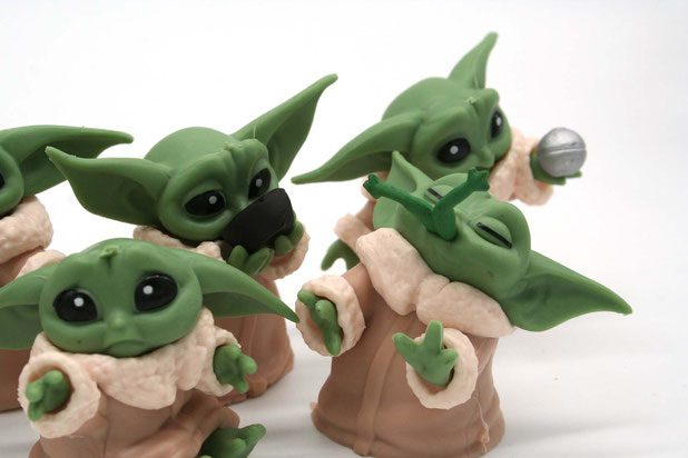 kleine Baby-Yoda Figuren in verschiedenen Varianten