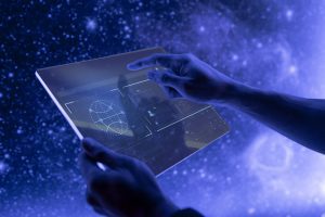 Forscher, der einen transparenten digitalen Tablet-Bildschirm verwendet, eine futuristische Technologie