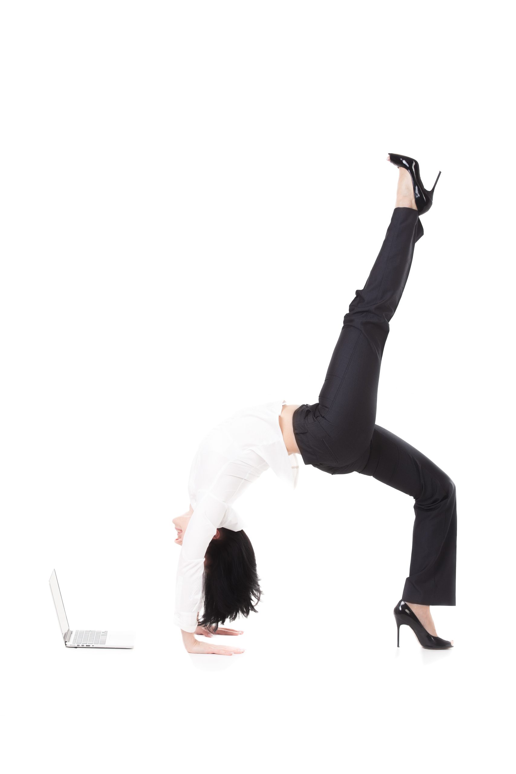 Business und gesunder Lebensstil. Sportliche junge weibliche Büroangestellte in formaler Kleidung übt, steht in Yoga-Pose vor Laptop auf weißem Hintergrund, isoliert, in voller Länge