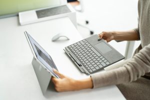 Microsoft Surface mit abnehmbarer Tastatur und passendem Stift