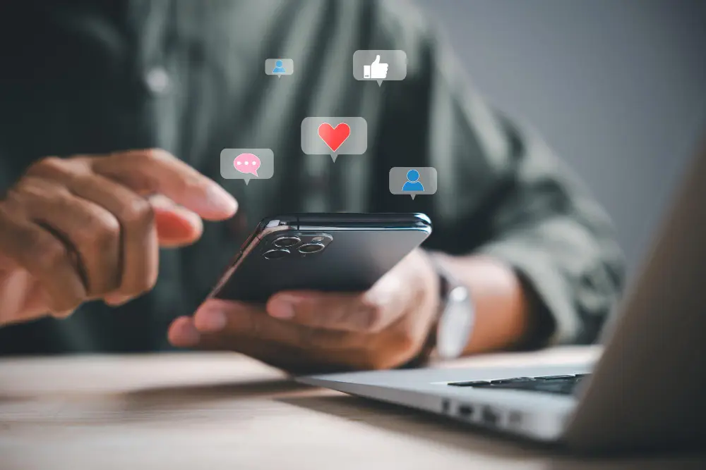 Mann nutzt Smartphone mit Social Media Symbolen. Google My Business Social Media Flatrate.