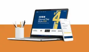 Laptop und Smartphone zeigen die Schwarzwald Trophy Webseite. Nostalgie, Motoren & Tradition.