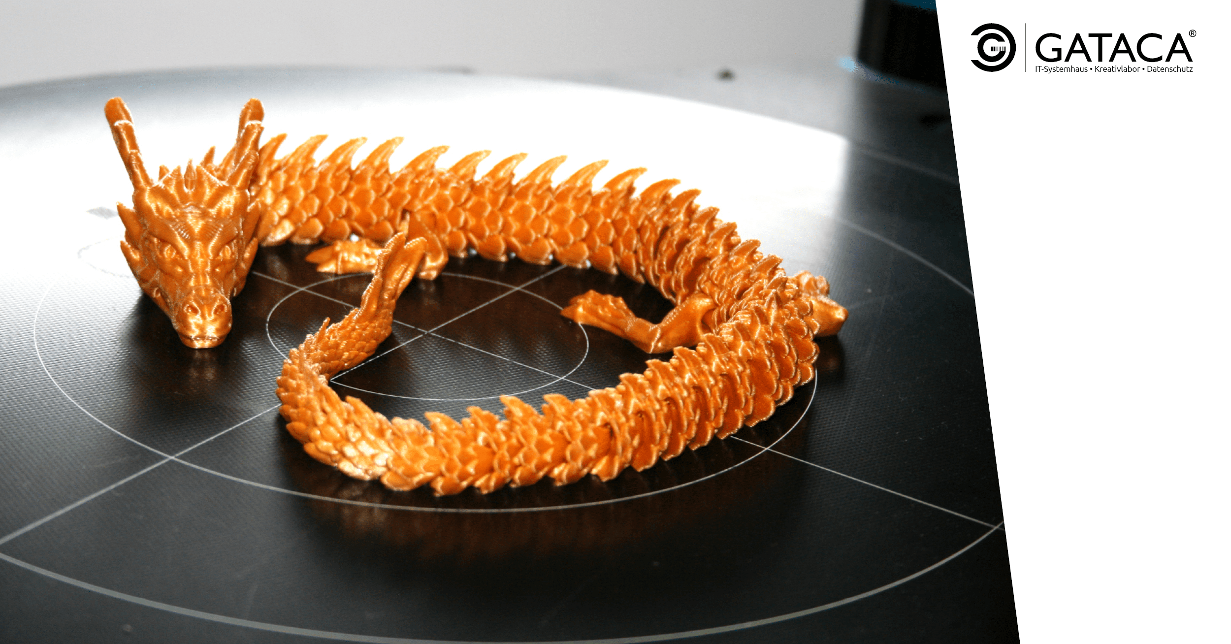 Keiner 3D gedruckter chinesischer Drache aus goldenem Kunststoff